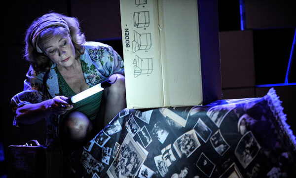 Solo-Theaterstück „Die Dinge meiner Eltern“ von Gilla Cremer im Theater an der Wilhelmshöhe