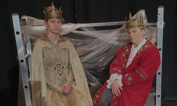 „Hamlet“ am Gymnasium Marianum – Theater-AG inszeniert Shakespeares Klassiker